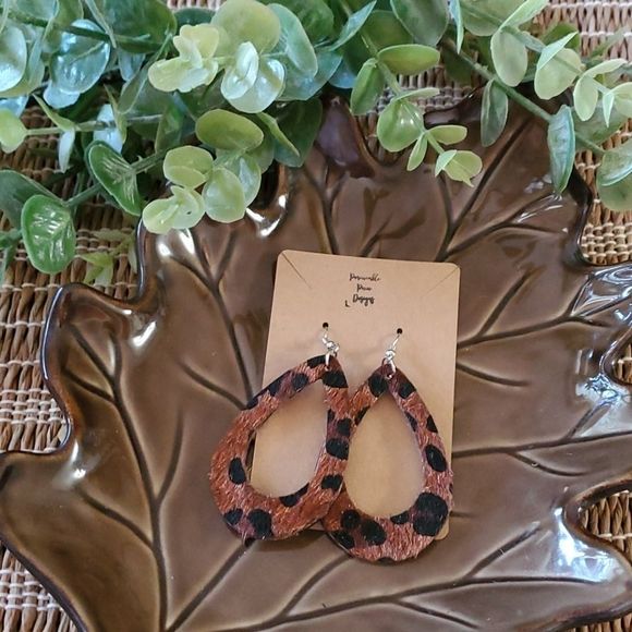 Jewelry - Animal print earrings wire